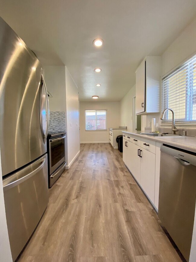 Foto del edificio - Charming House on 1/3 acre in El Quito Neighborhood!