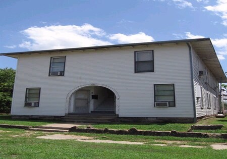 Primary Photo - 209 N Oak St