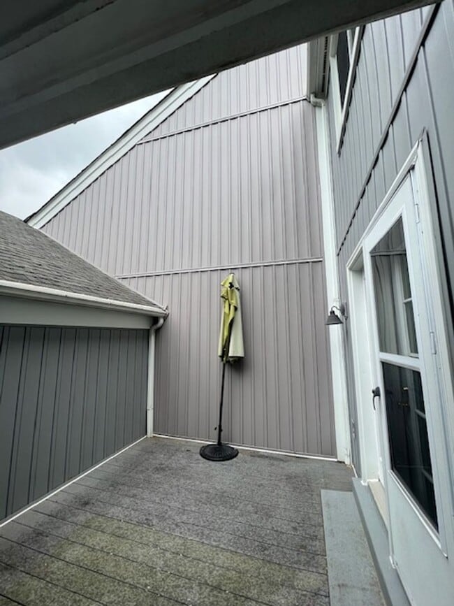 Building Photo - CHARMING TOWNHOME LOCATED IN HIGHLAND HALL...