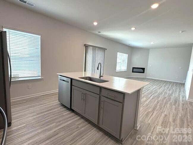 Foto del edificio - 7898 Old Brk Rd