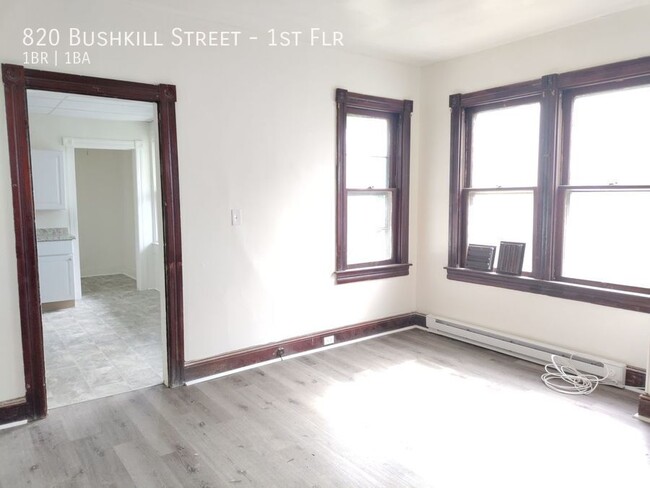 Building Photo - 1st Floor: 1 Bedroom / 1 Bathroom Apartmen...