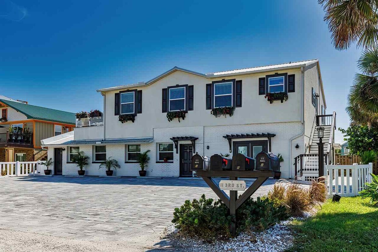 11 3rd St Unit d, St. Augustine, FL 32080 Room for Rent in St