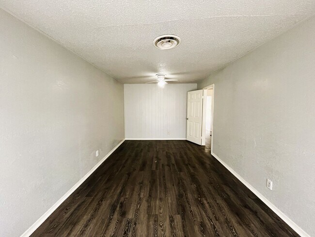 Building Photo - N1