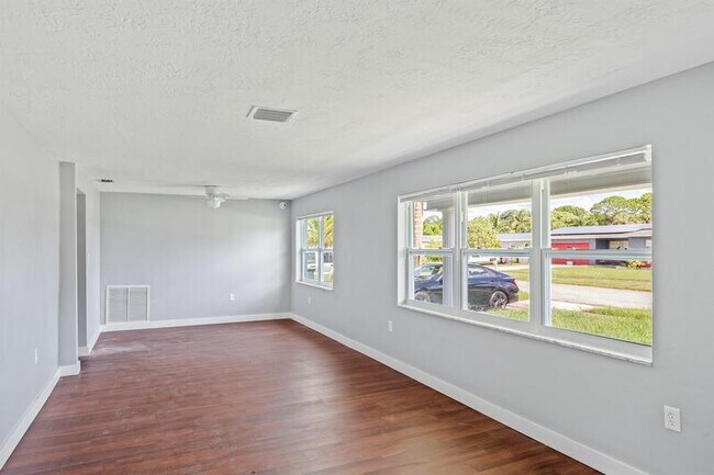 Building Photo - 1147 Manatee Dr
