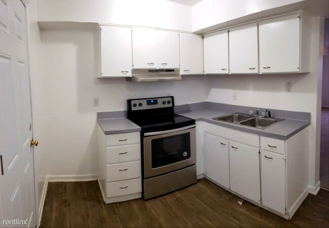 Building Photo - 3 br, 1.5 bath Townhome - 2601 Wayside Dr