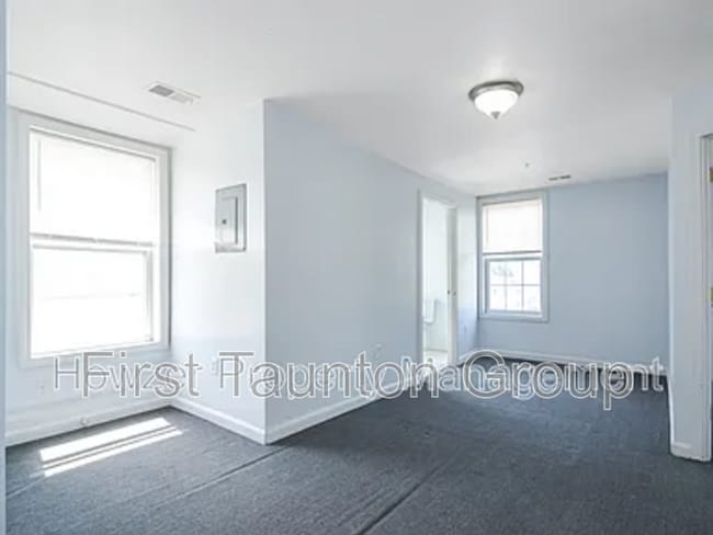 Building Photo - 458 Weir St
