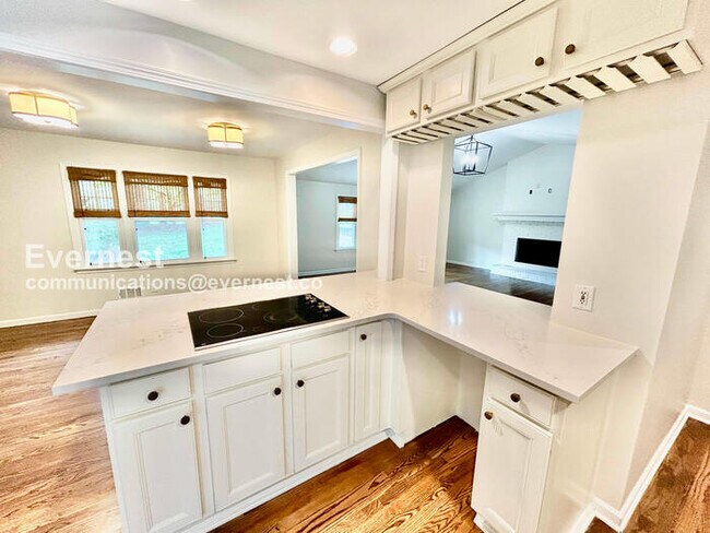 Building Photo - 3 Bed/1.5 Bath Home with Washer/Dryer / Pet-Friendly / Available Now!