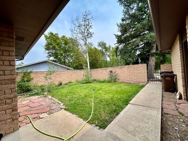 Building Photo - 957 Roxwood Ln