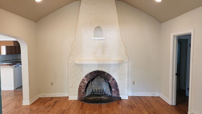 Building Photo - Move in Special! Large Beautiful South Hil...