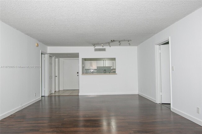 Building Photo - 100 Lakeview Dr
