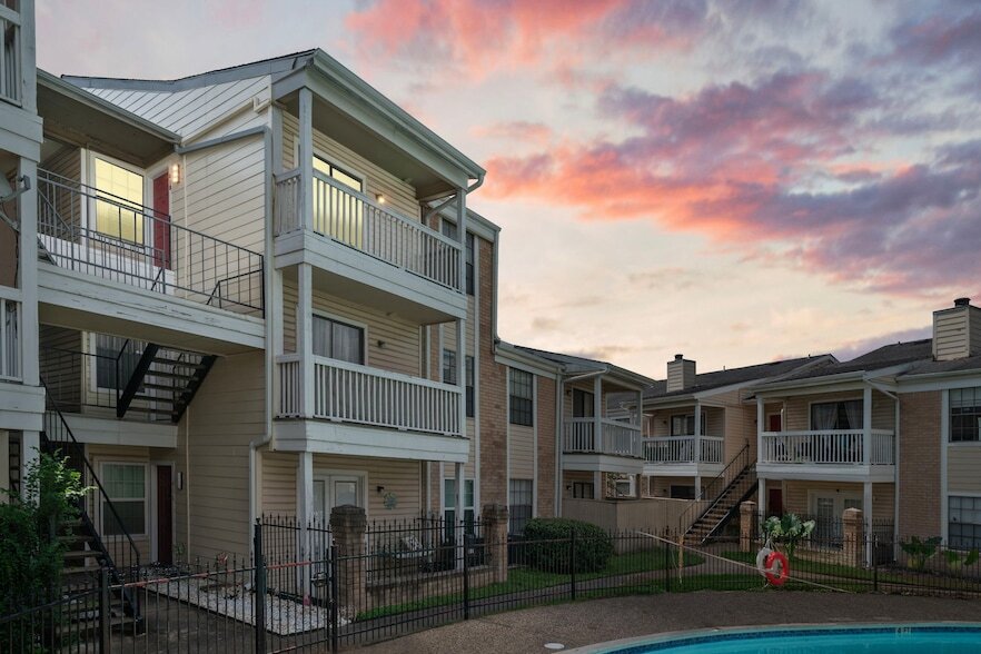 Foto principal - 2750 Holly Hall St
