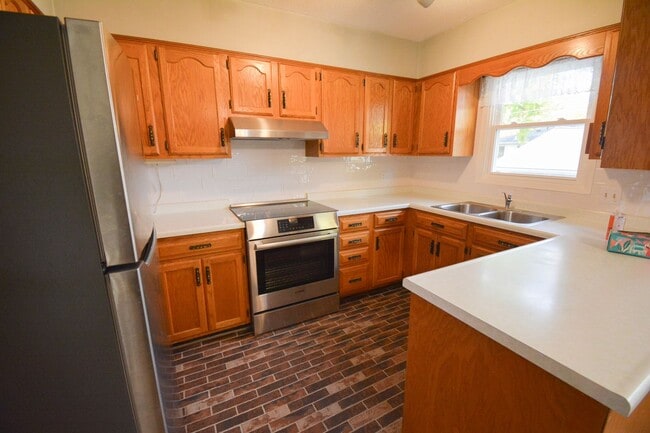 Building Photo - 3-Bedroom Home for Rent Near Broadway North