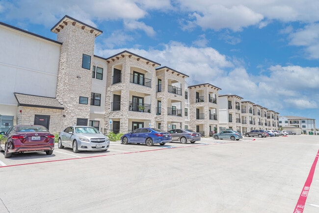 Foto del edificio - Avanti Legacy Emerald Point Apartments