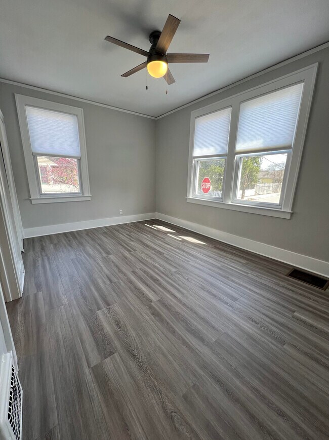Sala de estar - 579 N Center St