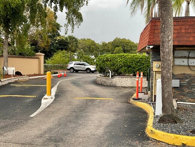 Foto del edificio - 4008 Inverrary Dr