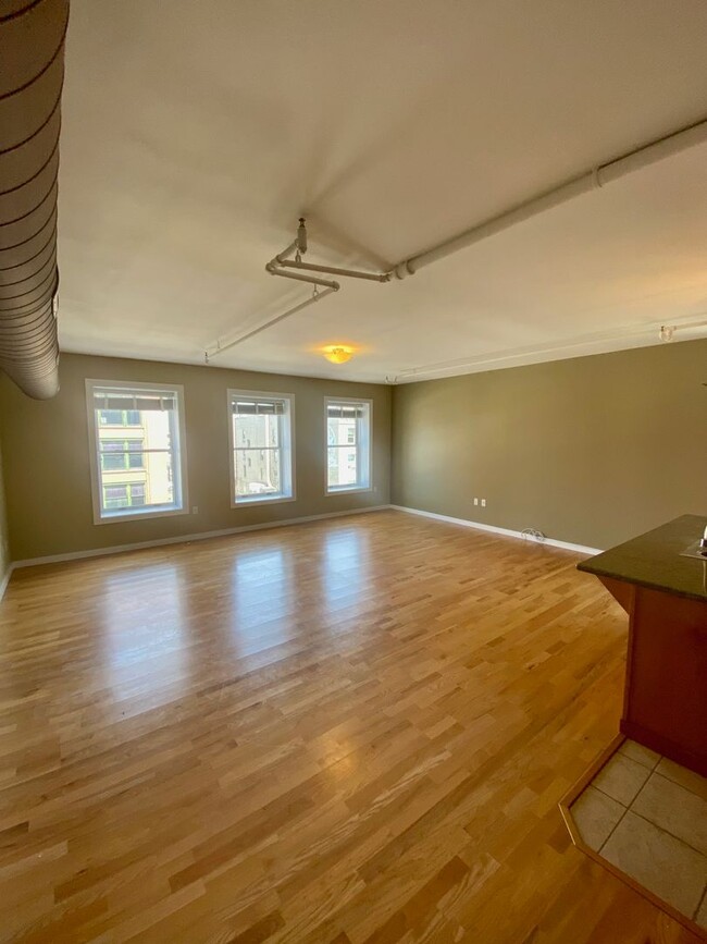 Building Photo - Live in the Heart of Downtown Spokane – 2B...