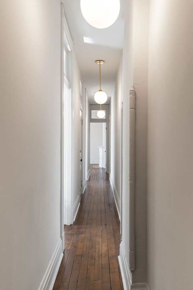 Building Photo - Large One Bedroom