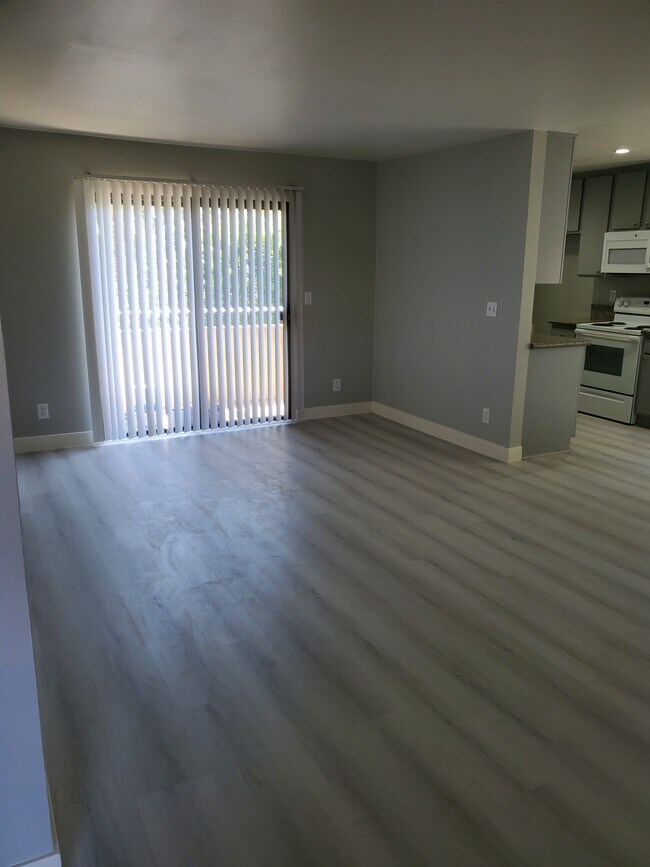 Foto del edificio - 6924 Woodman Ave