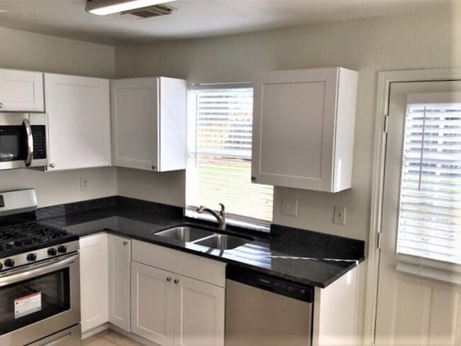 Building Photo - 16107 Hilton Head Ln