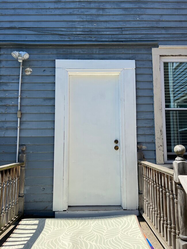 Puerta trasera - 268 W Tupper St