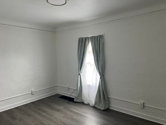 Foto del edificio - 1300 Stewart St