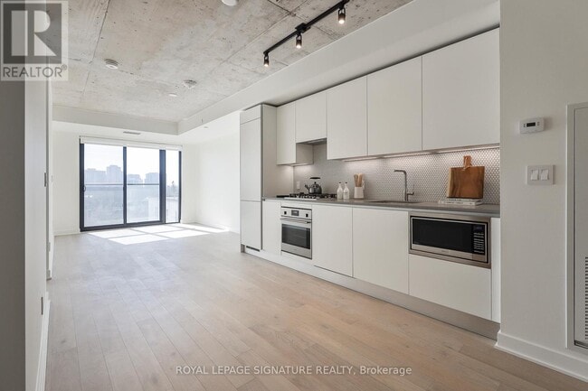 Building Photo - 2720 Dundas St W