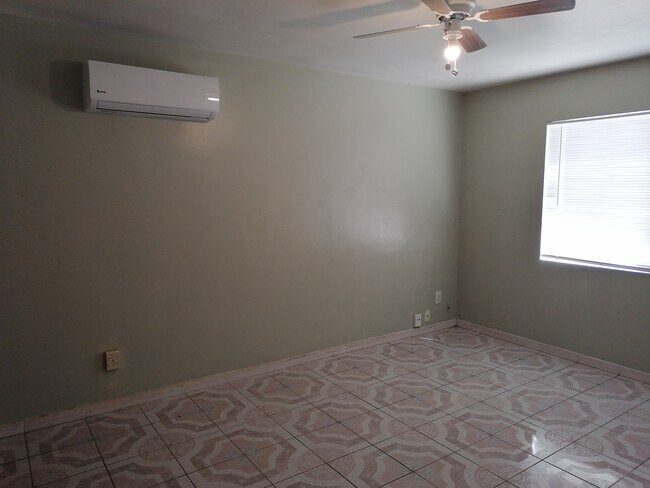 Building Photo - 708 Pinewood Ct