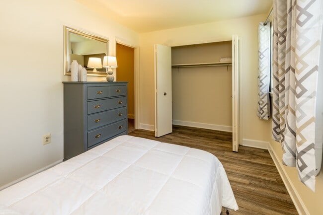 Foto del edificio - Seven Oaks Townhomes