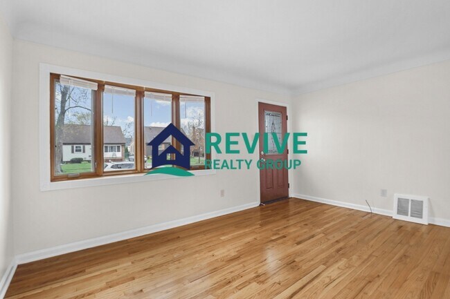 Foto del edificio - 9725 Fox Ave