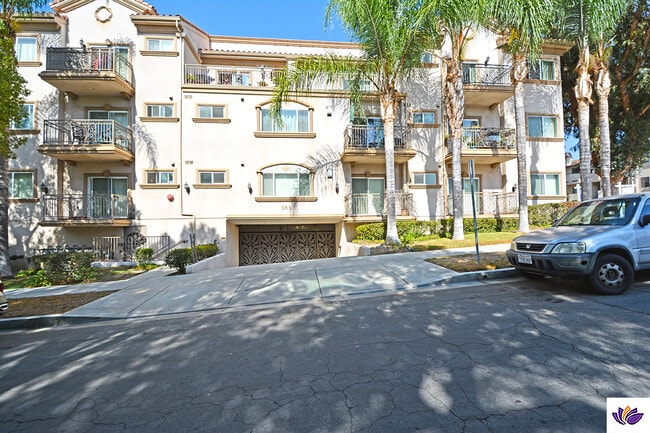 Building Photo - 565 E San Jose Ave