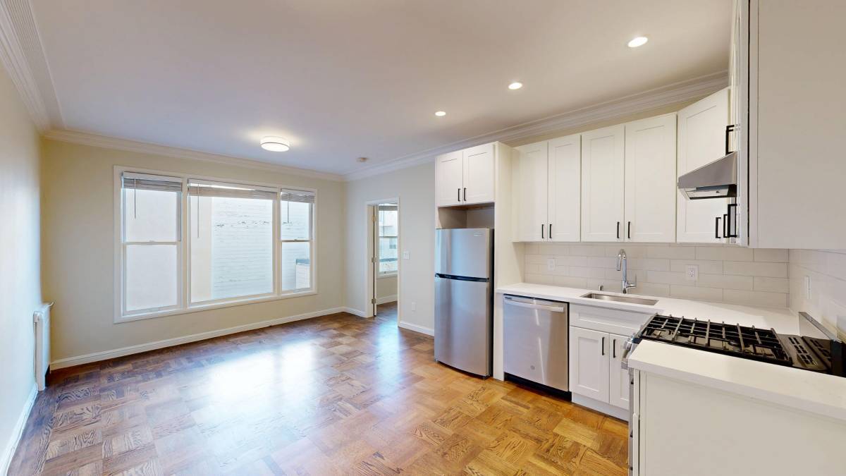Primary Photo - 1662 Bay St
