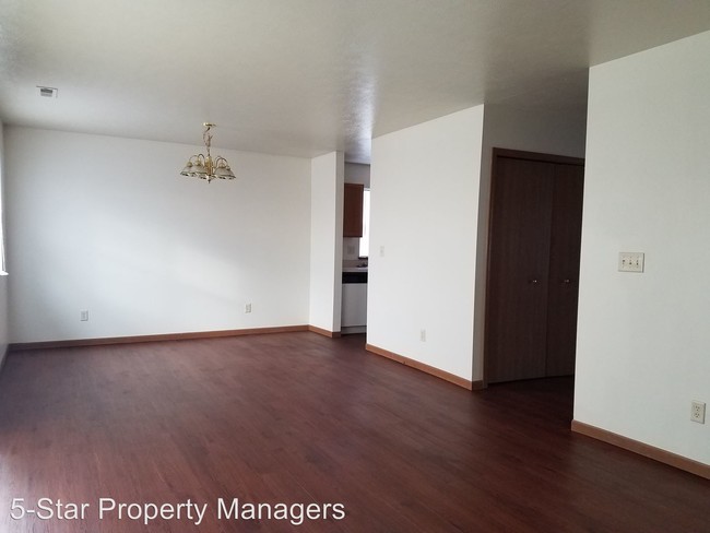 Building Photo - 215 Tanglewood Dr