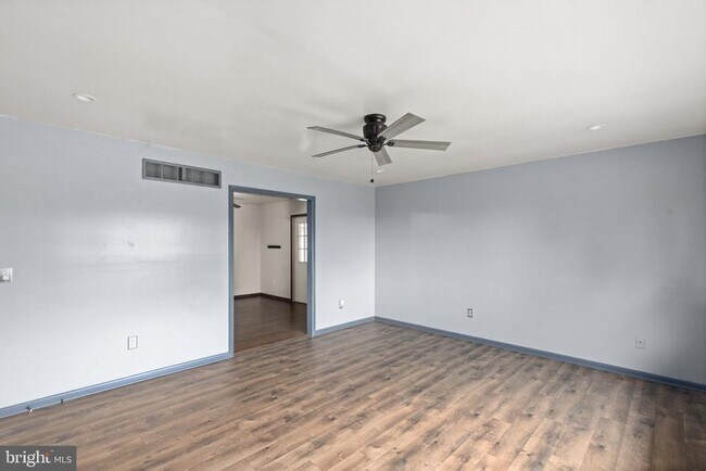 Building Photo - 7390 Woodbine Rd