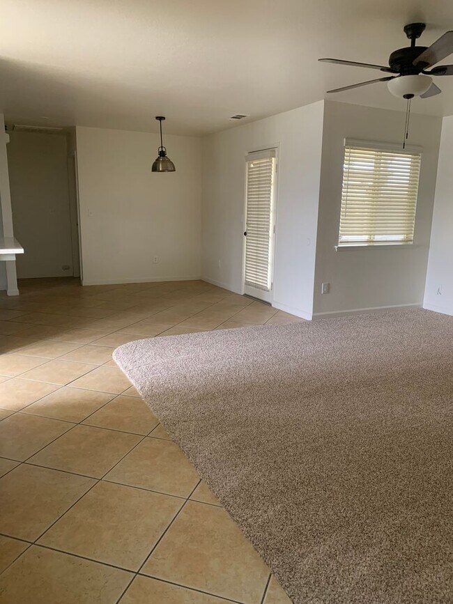 Building Photo - 3 Bedroom, 2 Bath home in North Hanford