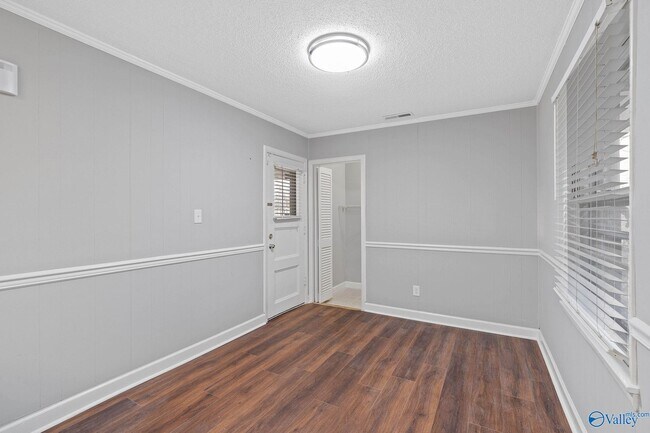 Building Photo - 2106 Windover Dr NE