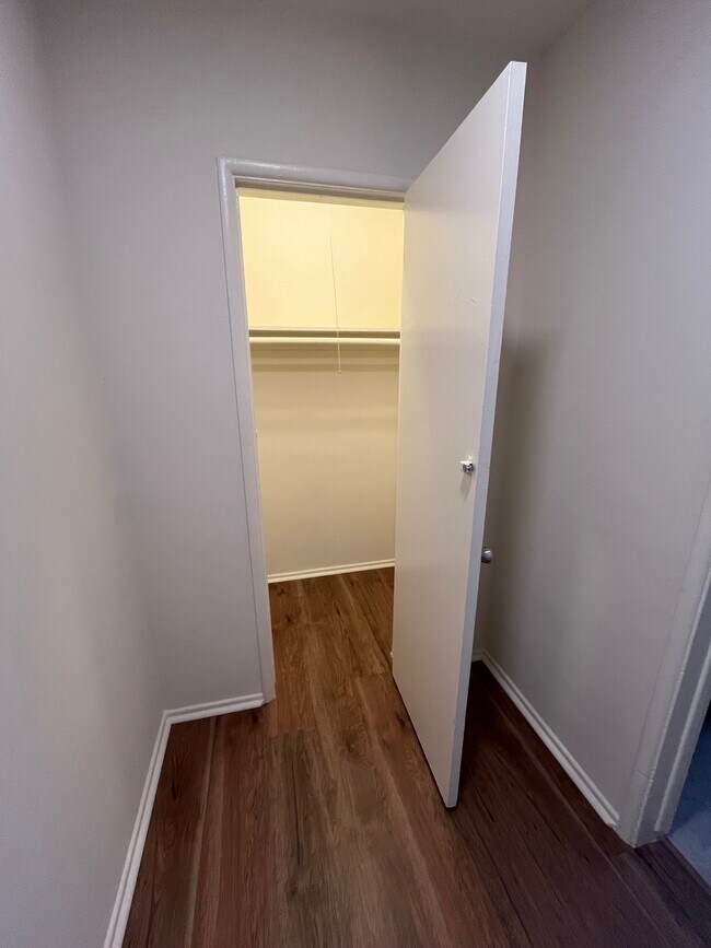 Foto del edificio - 827 N Hudson Ave