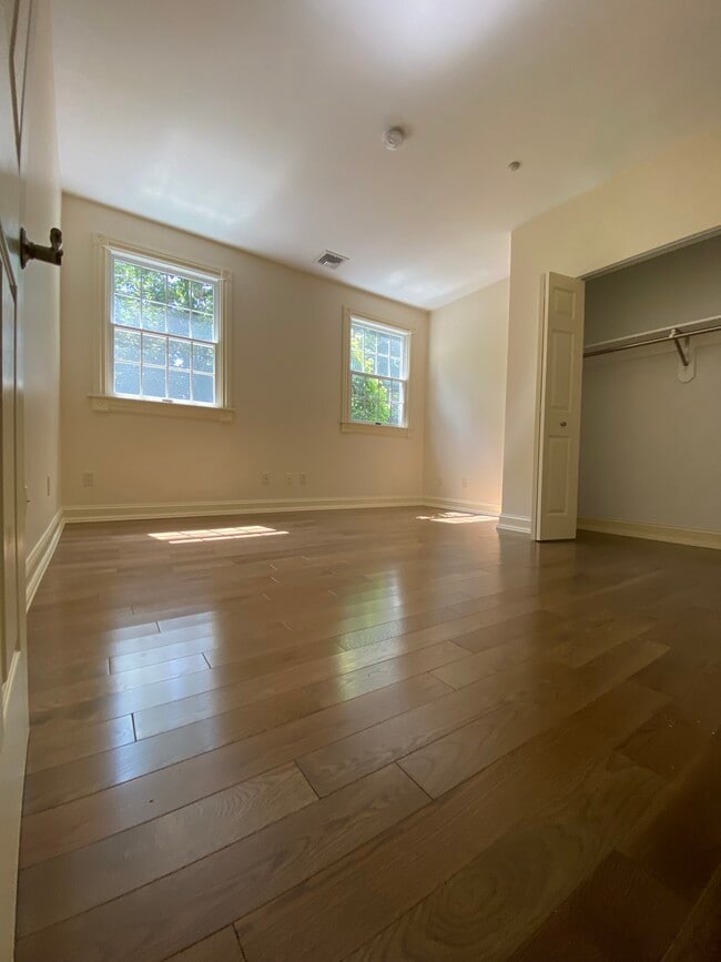 Building Photo - 1057 Pierpont St