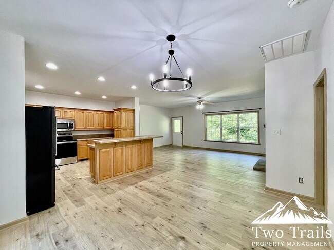 Foto del edificio - 5282 Brevard Rd