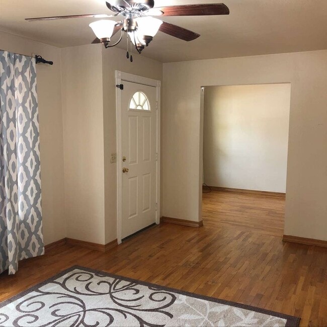 Building Photo - Cute & Cozy Two Bedroom House