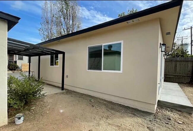 Building Photo - 69 Oak St