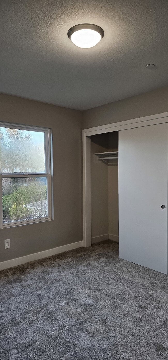 Building Photo - Beautiful 2-bedroom, 1-bath  upstairs unit