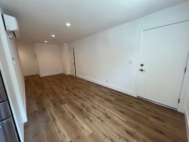 Building Photo - 21 Voyage St