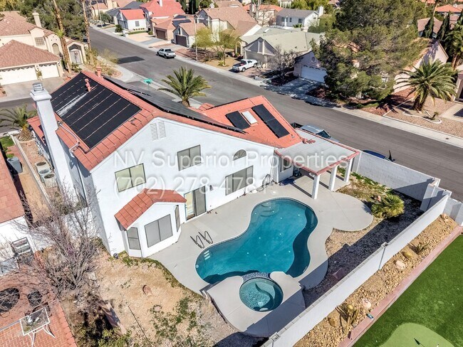 Foto del edificio - SW The Lakes!!!! Pool!!! Spa!!! Solar Panels!!! Primary bedroom downstairs!!! 3 Car Garage!!!