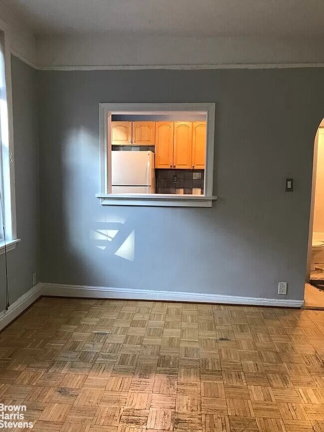 Building Photo - Charming One Bedroom-Prime LIC-NO FEE