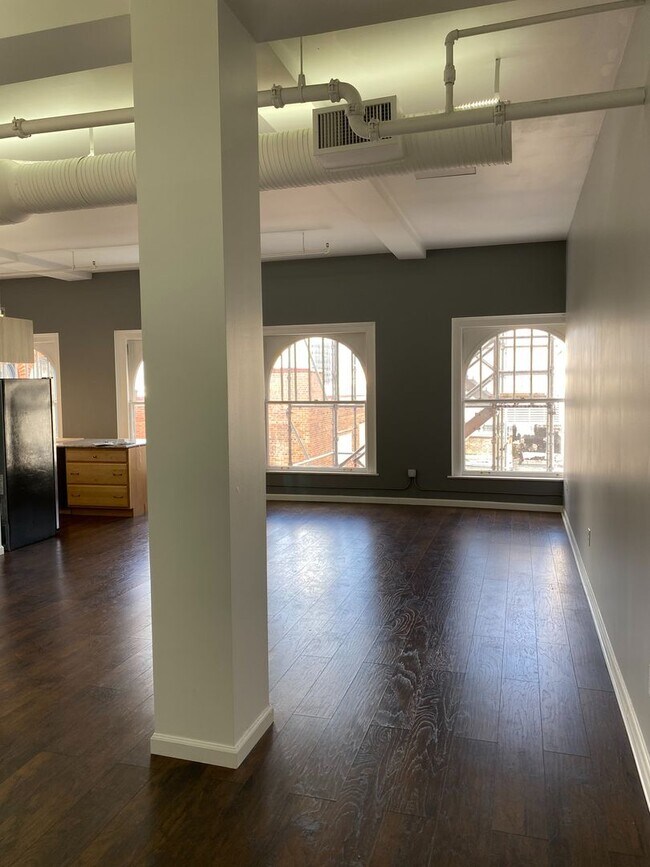 Foto del edificio - 2 Bedroom Downtown Denver Loft w/ Parking Spot! REST OF MAY FREE!