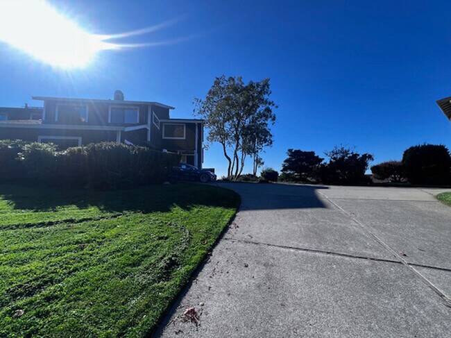 Foto del edificio - 2221 Pinehurst Way