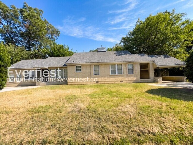 Foto del edificio - 5 Bed/4 Bath Home with Fenced Yard / Available Now!