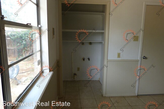 Building Photo - 3 br, 1 bath House - 533 Circle Dr.