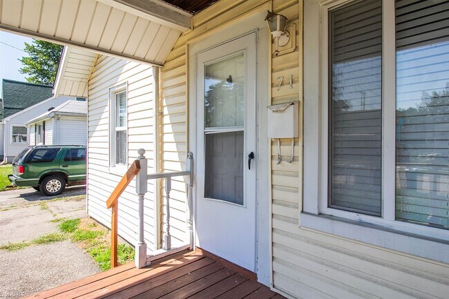 Building Photo - 3 br, 1 bath House - 71 E Coy Ave