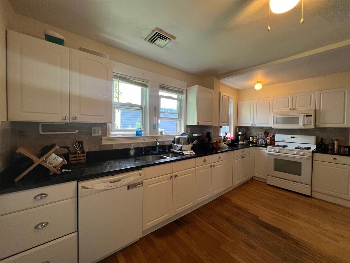 Primary Photo - 119 Albion St